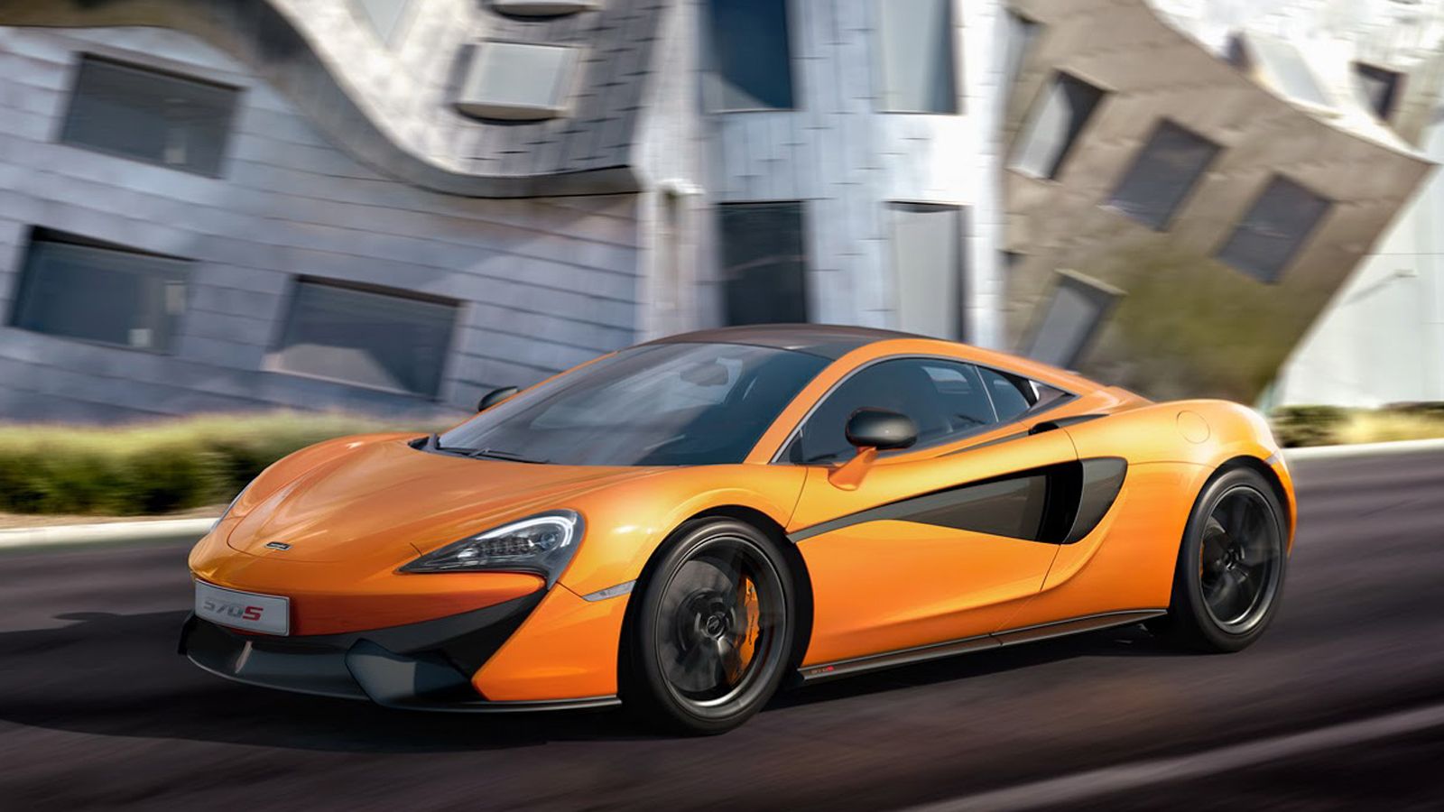 Η νέα «βασική» McLaren φέρει το γνωστό twin-turbo 3.8 λτ. V8 μοτέρ, του οποίου η ισχύς έπεσε στους 570 ίππους στις 7.400 σ.α.λ., ενώ προσφέρει ροπή 60