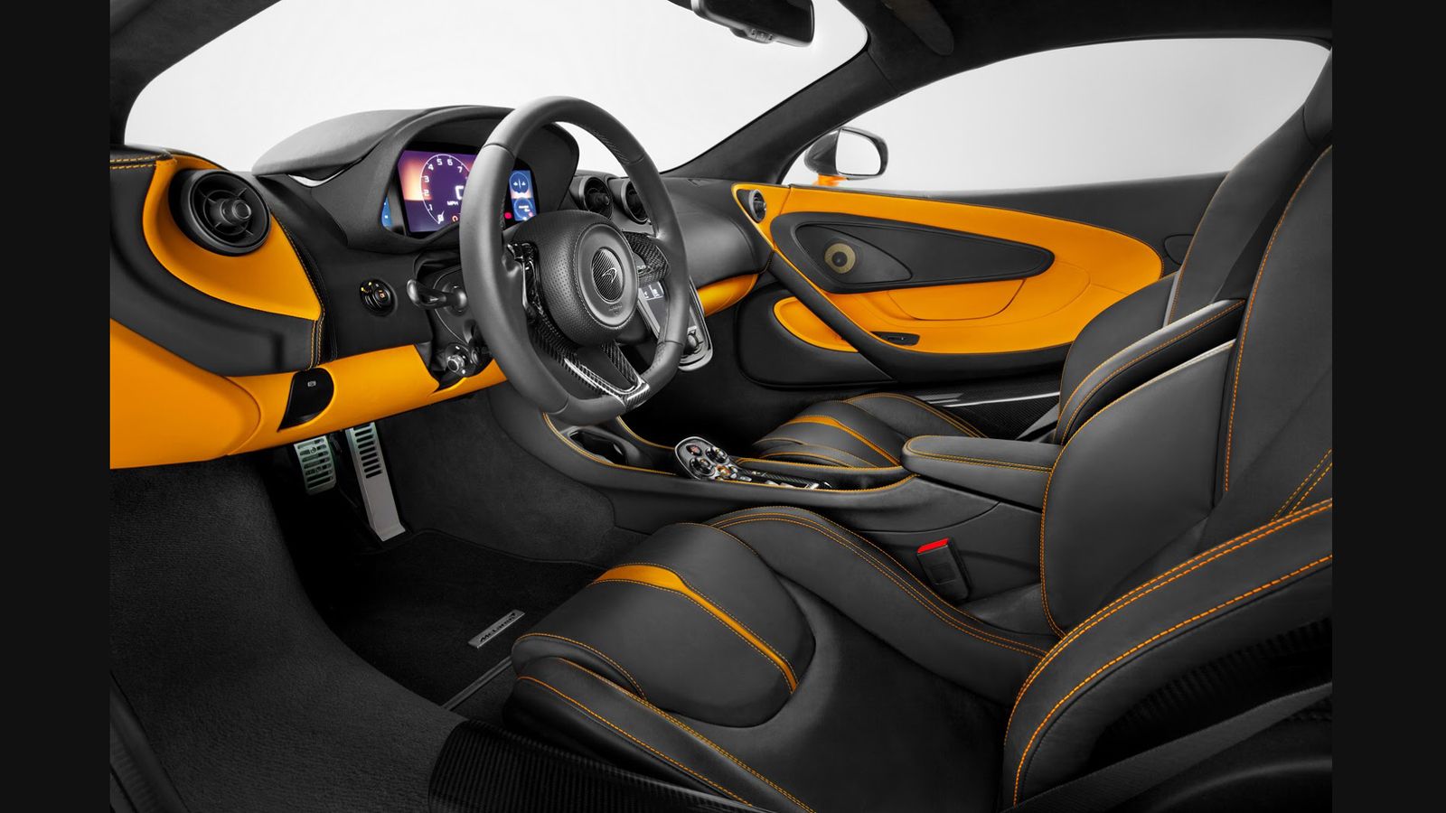 Σύμφωνα με τη φίρμα, η 570S είναι πιο ευρύχωρη και λειτουργική από κάθε άλλη McLaren, με αυξημένο αποθηκευτικό χώρο εντός καμπίνας και άλλα 150 λίτρα 