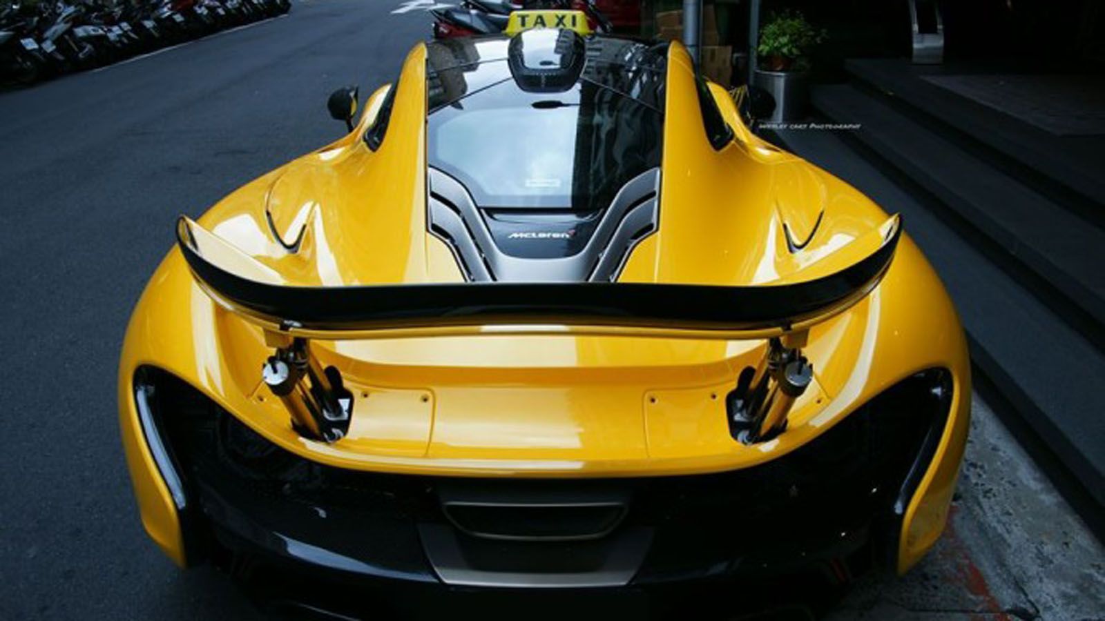 Από την άλλη, θέλουμε να πιστεύουμε ότι πρόκειται για κάποιου είδους φάρσα...