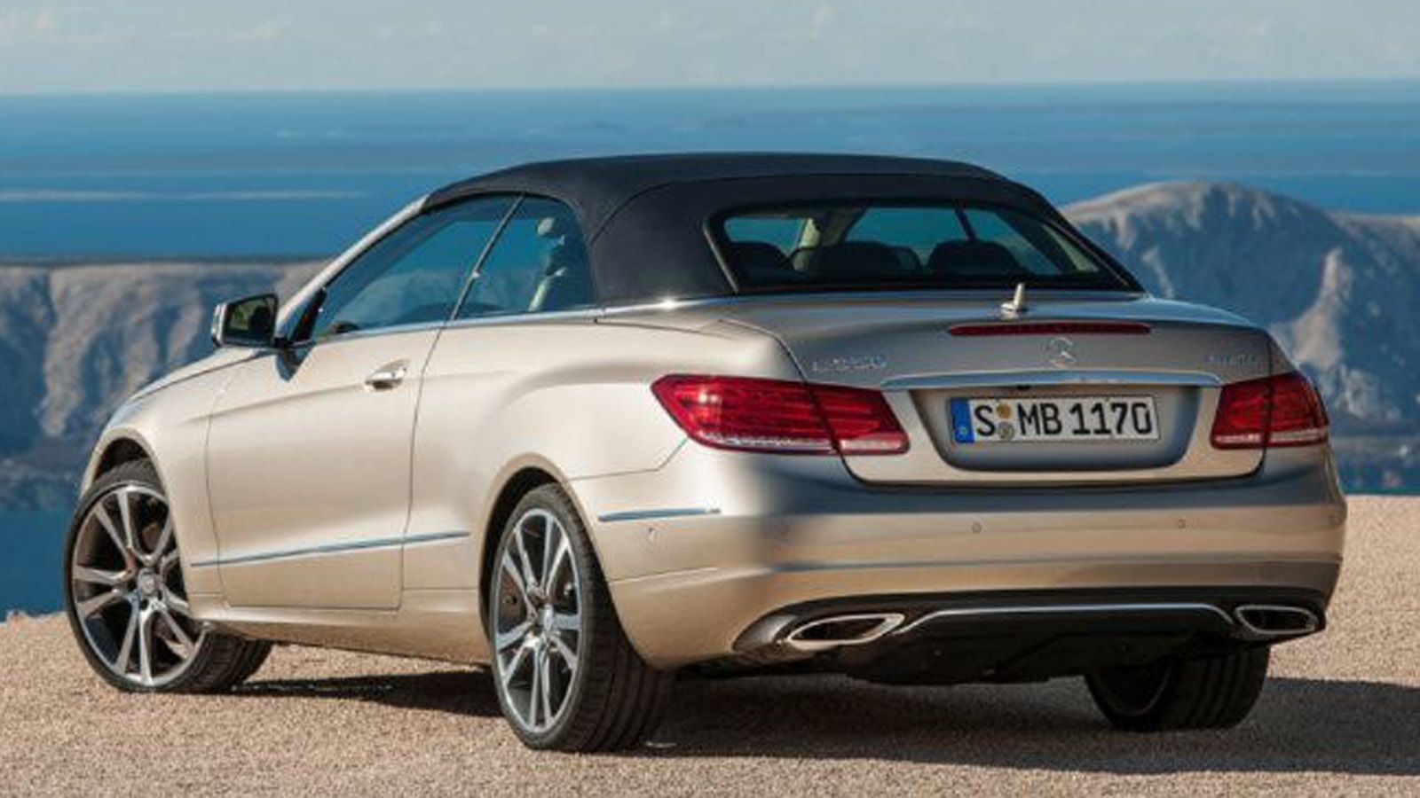 Υφασμάτινη οροφή θα διαθέτει η C-Class Cabriolet, ενώ το πίσω μέρος της δεν διαφοροποιείται αισθητά.