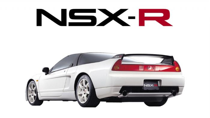 Το πρώτο NSX-R παρουσιάστηκε το 1992 και είχε τροποποιηθεί για τη βελτίωση της απόδοσής του στην πίστα, φέροντας σκληρότερη ανάρτηση και ελαφρύτερο αμ