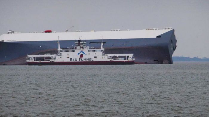 Λόγω της θαλασσοταραχής, το εμπορικό πλοίο Hoegh Osaka που μετέφερε 1.400 πολυτελή μοντέλα αγγλικών εταιρειών ναυάγησε έξω από την ακτές της Βρετανίας