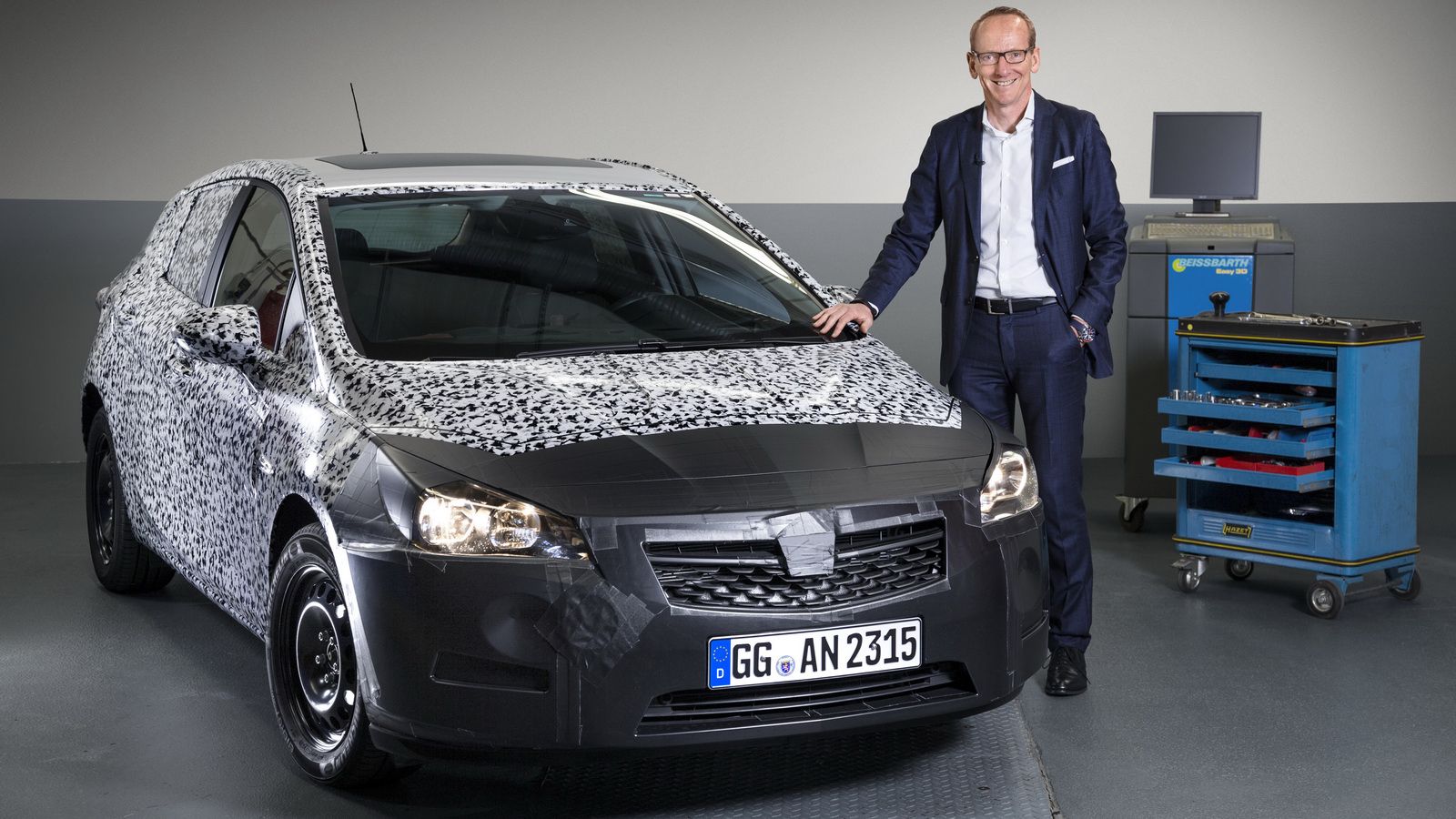 Ο CEO της Opel, ο κος Karl-Thomas Neumann, φωτογραφήθηκε δίπλα στο καμουφλαρισμένο επερχόμενο Astra και αποκάλυψε πως θα κάνει ντεμπούτο το Σεπτέμβριο