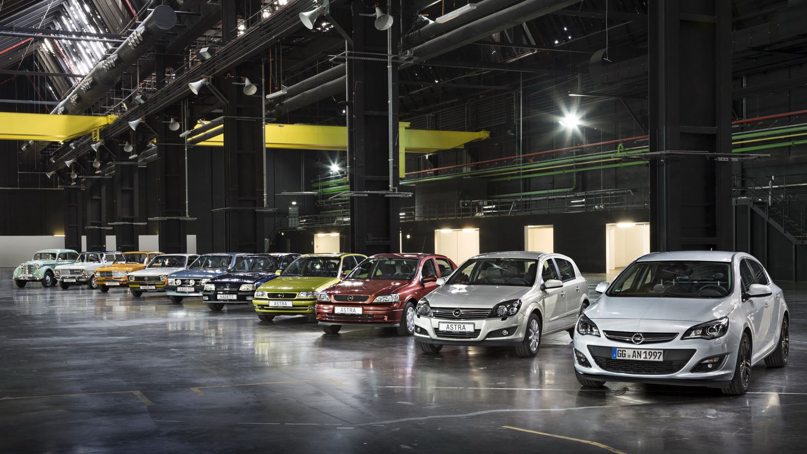 Η Opel έχει κατασκευάσει μέχρι στιγμής περισσότερα από 24 εκ. Kadett και Astra. Στη φωτογραφία βλέπουμε τις 10 γενιές μικρομεσαίων οχημάτων με το σήμα