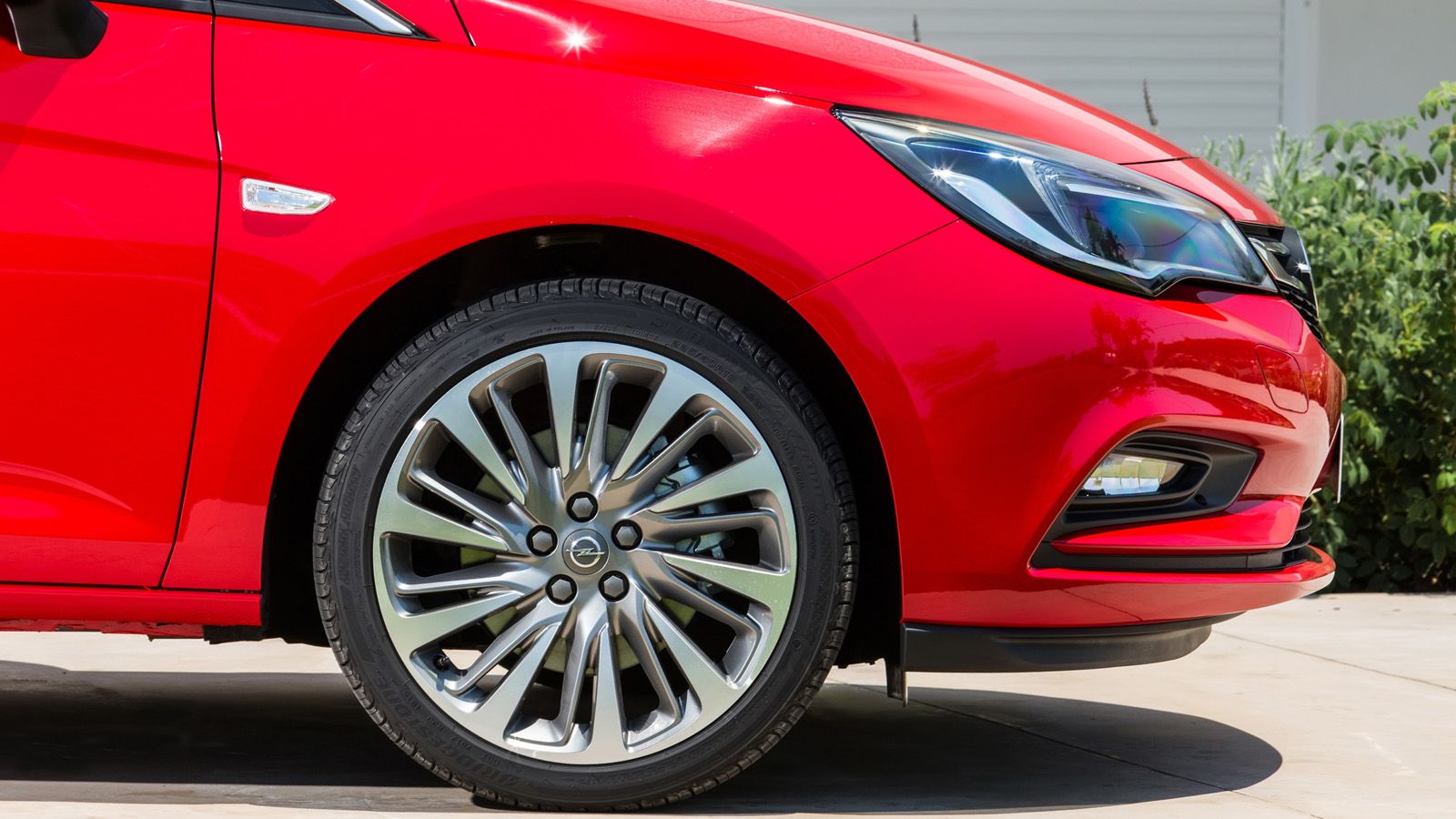 Με πλήρη γκάμα μηχανικών συνόλων έρχεται η νέα γενιά του Opel Astra.