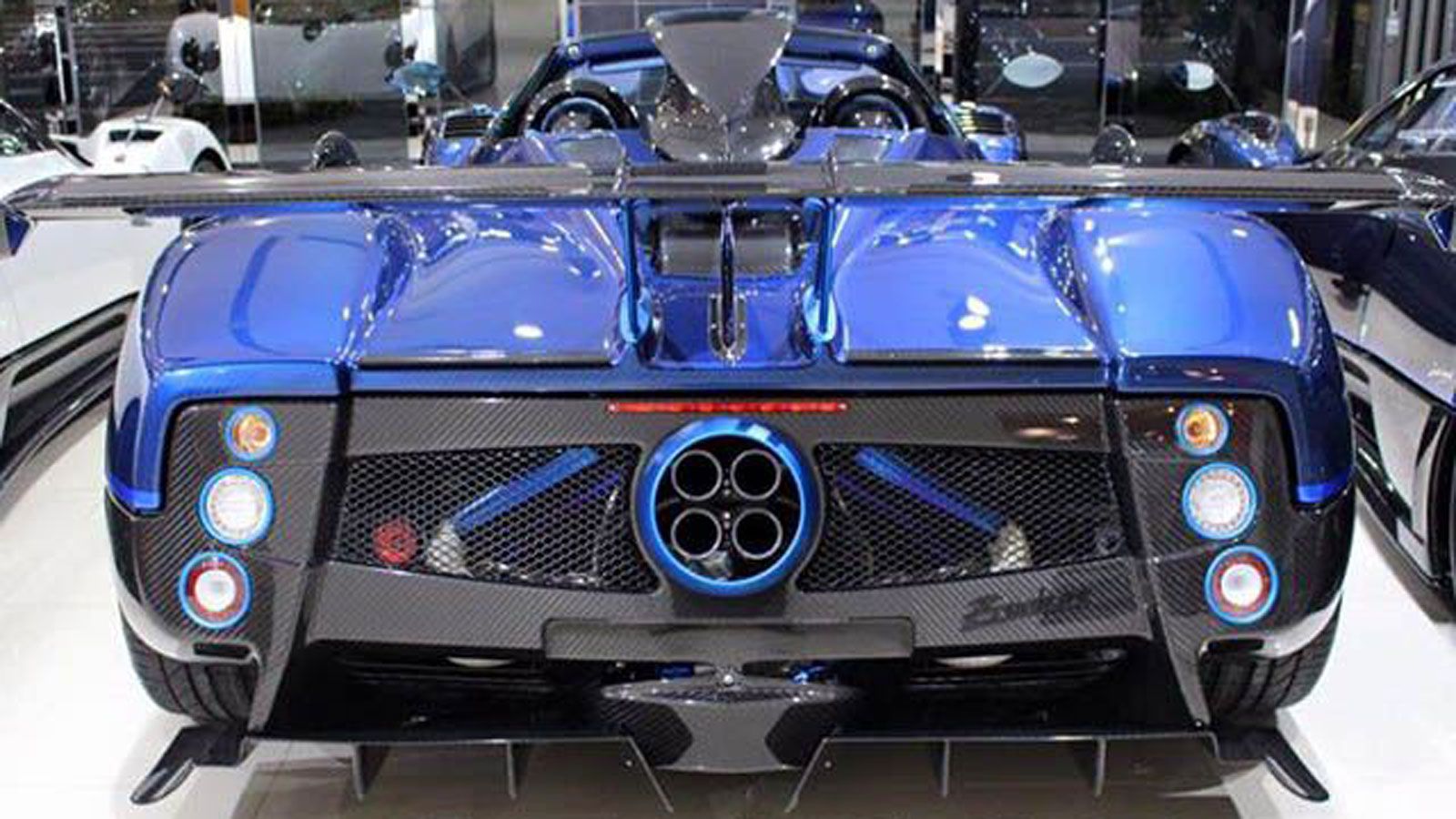 Η Zonda Kiryu διαθέτει πλήθος ανθρακονημάτινων λεπτομερειών.