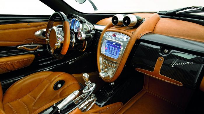 Tα υλικά που έχουν χρησιμοποιηθεί για την κατασκευή της καμπίνας είναι κυρίως ανθρακόνημα σε συνδυασμό με τιτάνιο με το συνολικό βάρος να φτάνει τα 1.