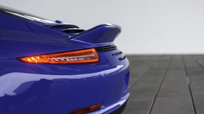 Η 911 GTS Club Coupe ξεχωρίζει με τους καθρέπτες SportDesign, τα σκουρόχρωμα εμπρός Bi-Xenon φωτιστικά σώματα τεχνολογίας Porsche Dynamic Light System