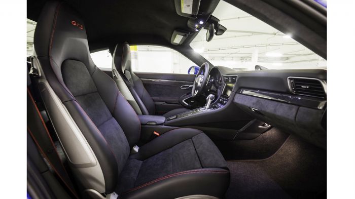 Στο εσωτερικό, εντύπωση προκαλούν οι μαύρες δερμάτινες επενδύσεις με κόκκινες ραφές, ο carbon διάκοσμος σε ταμπλό, κονσόλα και πόρτες, αλλά και τα λογ