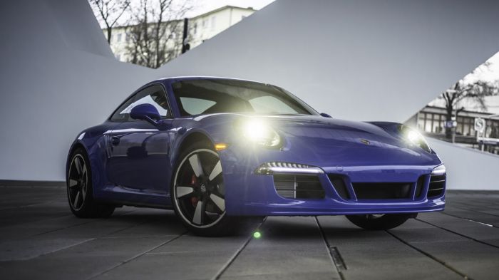 Με μηχανικό κιβώτιο 7 σχέσεων, το επετειακό αυτό μοντέλο κάνει το 0-100 χλμ./ώρα σε 4,4 δλ. και έχει τελική ταχύτητα 306 χλμ./ώρα. Με το 7άρι αυτόματο