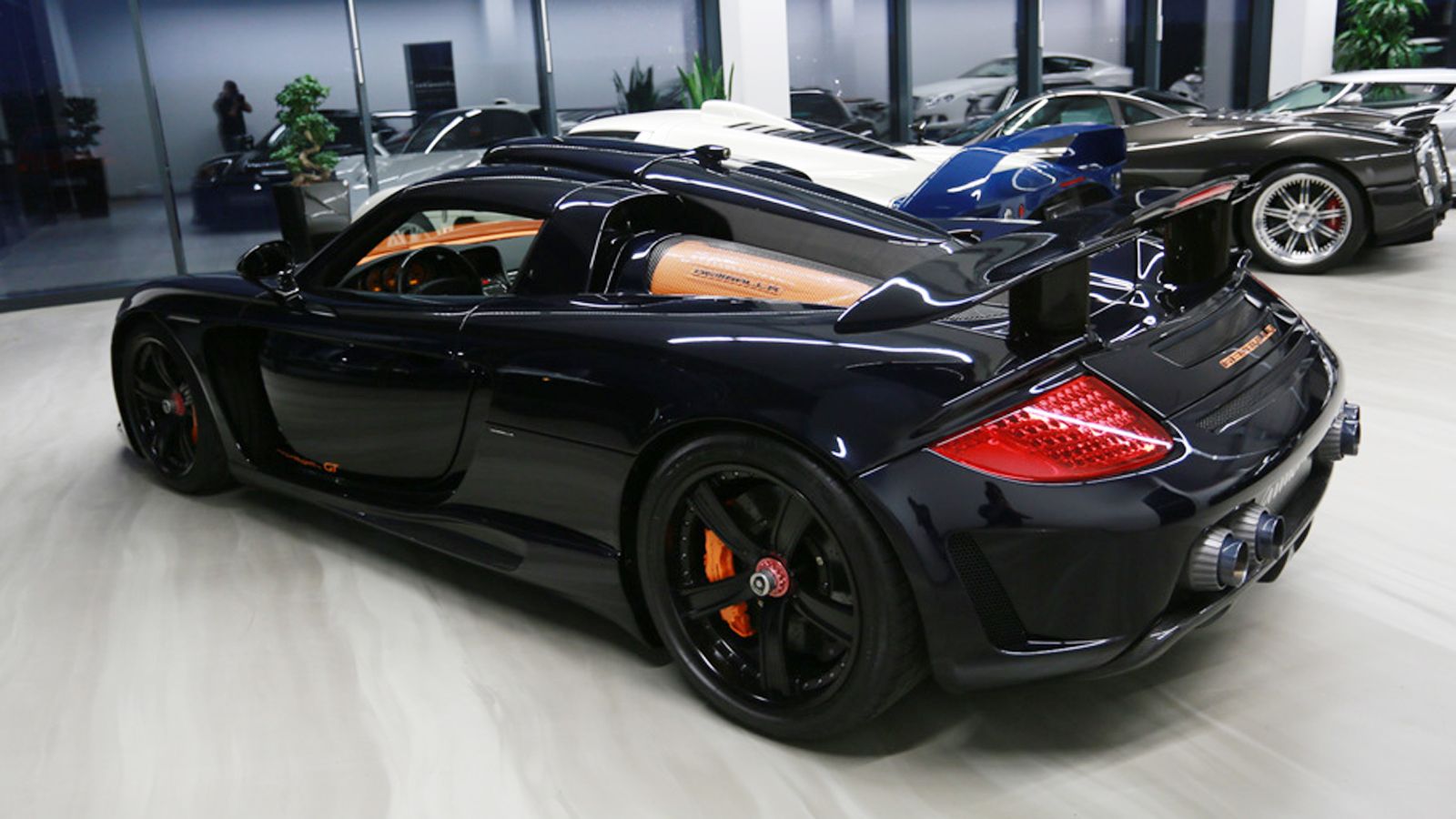 Η προς πώληση Mirage GT είναι η Black Edition εκδοχή που διανθίζεται με πορτοκαλί λεπτομέρειες. Είχε στο παρελθόν δύο ιδιοκτήτες και έχει γράψει μόλις