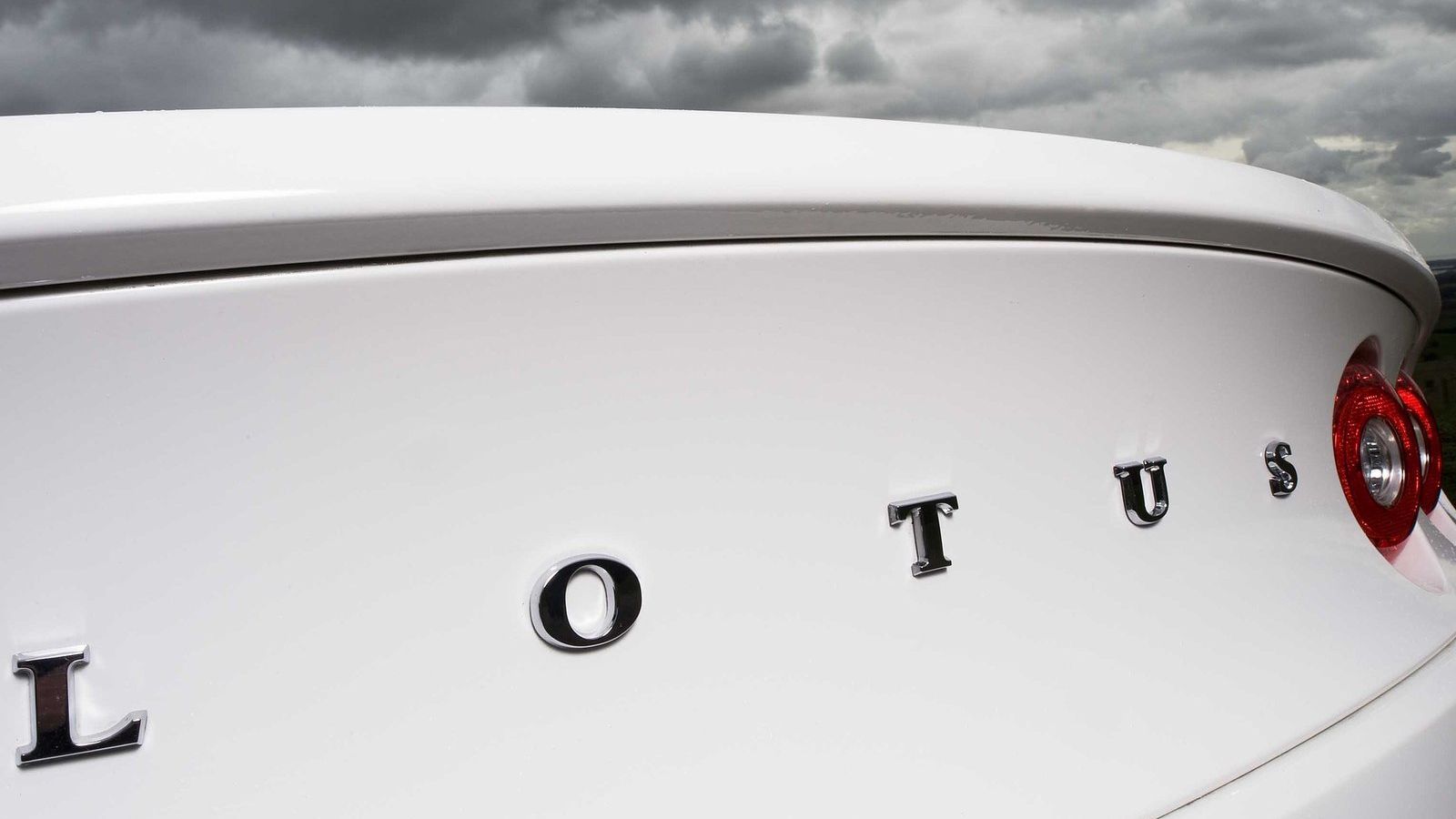 Η Lotus συμφώνησε στη δημιουργία μιας κοινοπραξίας με κινέζικες εταιρείες, μέσω της οποίας θα εξελίξει, θα κατασκευάσει και θα πουλάει νέα οχήματα στη