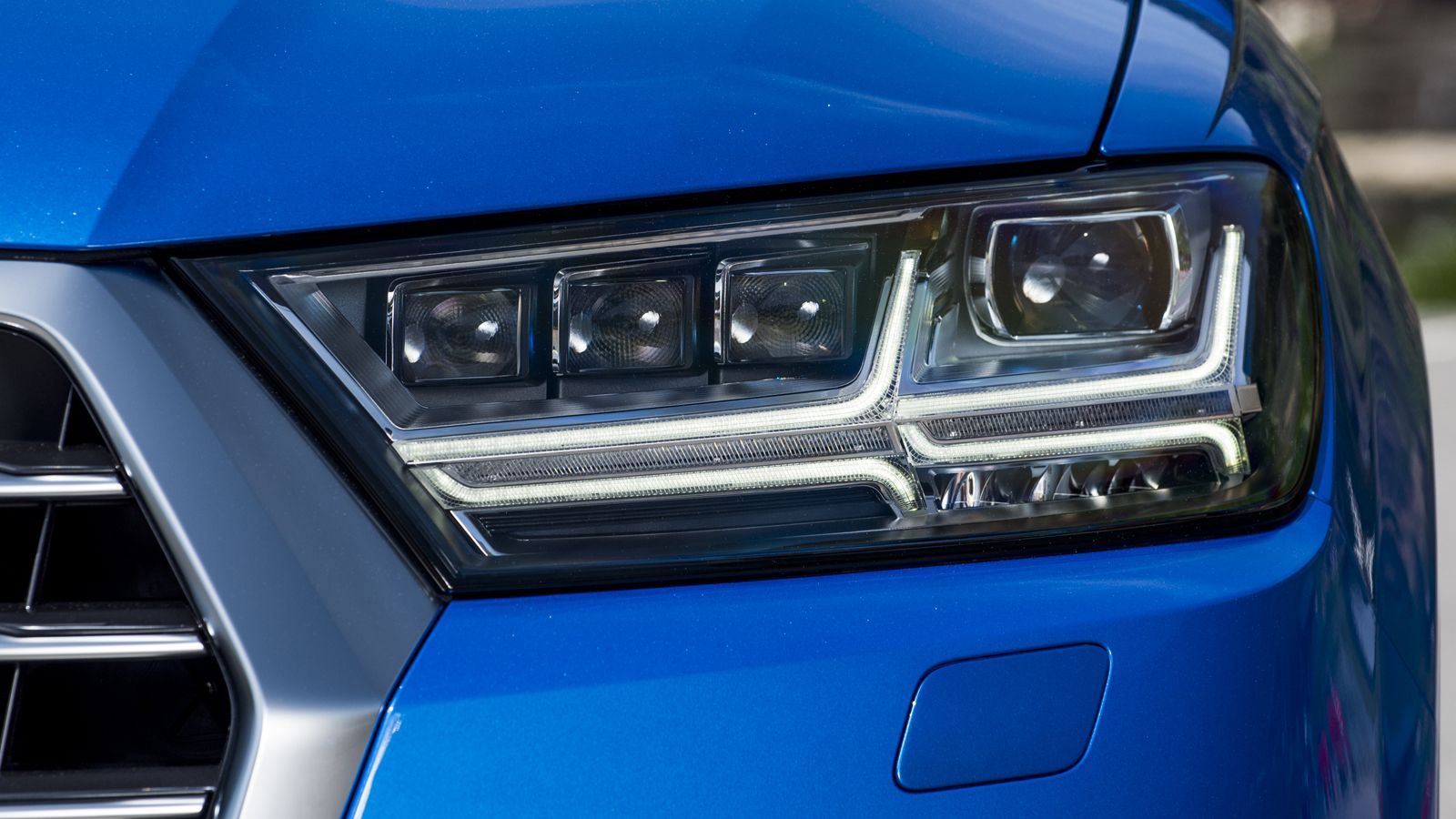 Τα φώτα μπορούν είτε να είναι Xenon ή LED ή μπορούν να φέρουν την τεχνολογία Matrix LED