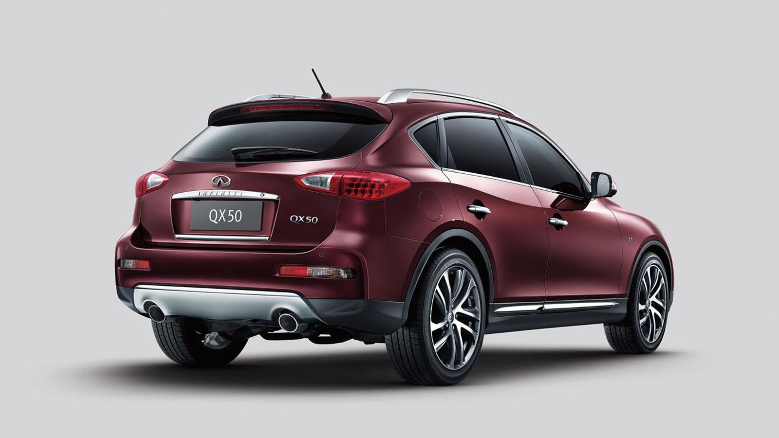 Η μεγαλύτερη αλλαγή στο Infiniti QX50 δεν φαίνεται με γυμνό μάτι και αφορά στο μεταξόνιο το οποίο μεγάλωσε κατά 8 εκ., ενώ και το συνολικό μήκος αυξήθ
