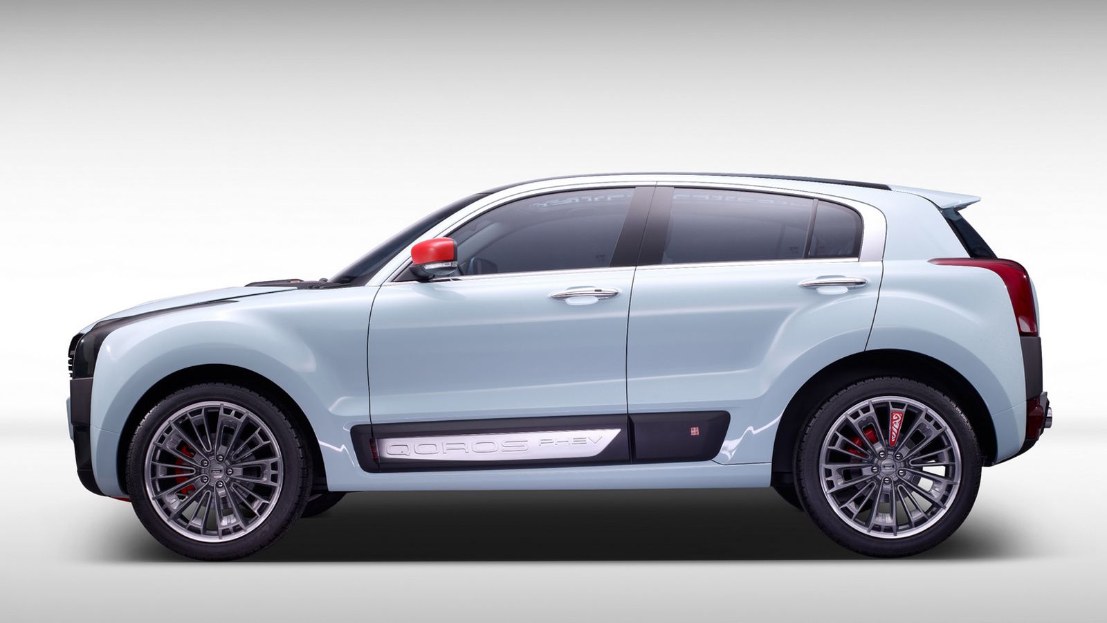 Με μήκος 4.181 χλστ., το Qoros 2 SUV PHEV αν λάβει το πράσινο φως για παραγωγή, θα αποτελεί το μικρότερο μοντέλο της φίρμας, της οποίας η γκάμα αποτελ