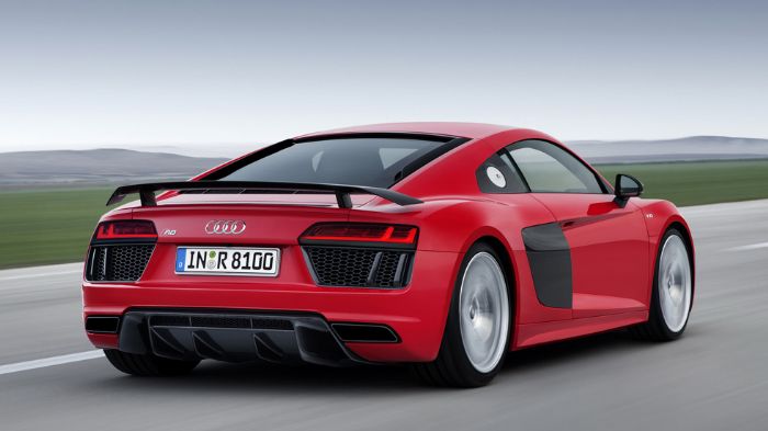 Είναι μέχρι και 50 κιλά ελαφρύτερο από πριν, με το κορυφαίο R8 V10 Plus να ζυγίζει 1.454 κιλά, χάρη στο νέο σασί Audi Space Frame που συνδυάζει το αλο