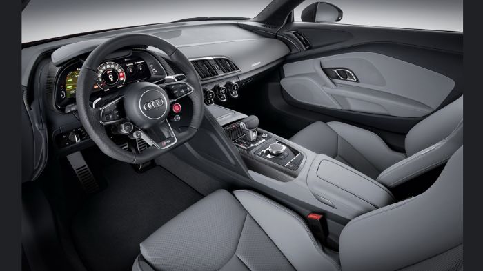 Το cockpit προέρχεται από το νέο Audi TT και επέτρεψε στους σχεδιαστές της εταιρείας να δημιουργήσουν μια μινιμαλιστική καμπίνα, με όλες τις απαραίτητ