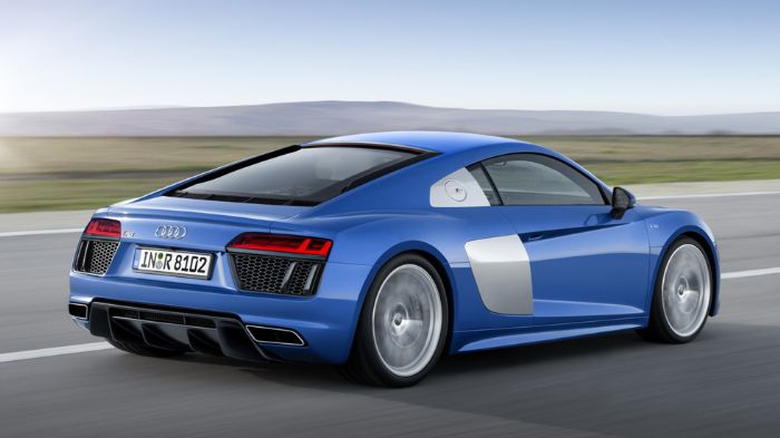 Tο R8 V10 των 540 ίππων έχει μέση κατανάλωση 11.8 λτ./100 χλμ. και εκπομπές CO2, 275 γρ./χλμ. Την ίδια στιγμή, θέλει 3,5 δλ. για το 0-100 χλμ./ώρα και