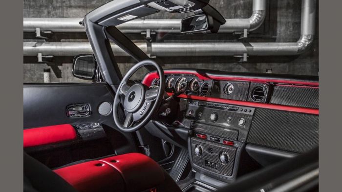 Βασικό χαρακτηριστικό του νέου μοντέλου είναι η ευρεία χρήση ανθρακονήματος, ένα υλικό που απαντάται στις πόρτες, το ταμπλό και τις ακτίνες του τιμονι