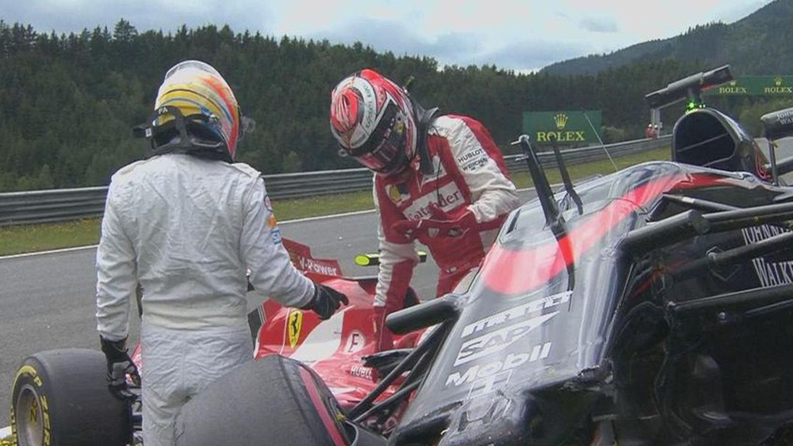 Κάποιος θεατής πέτυχε «διάνα», καθώς μας προσέφερε μια νέα ερασιτεχνική λήψη της σύγκρουσης μεταξύ Alonso και Raikkonen.