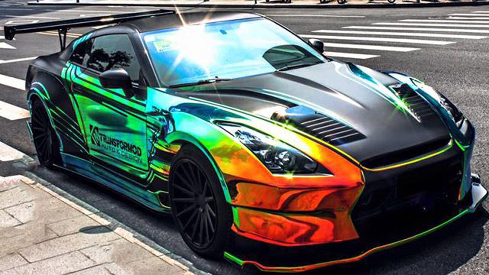 Έχουμε δει άπειρα βελτιωμένα Nissan GT-R, αλλά βαμμένα στα χρώματα του ουράνιου τόξου, δεν έχουμε ξαναδεί.