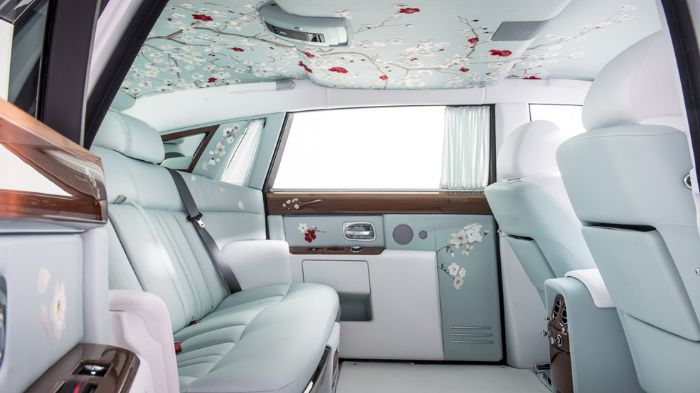 Η Rolls Royce έβαλε τους ανθρώπους της να ζωγραφίσουν στο χέρι το κινέζικο μετάξι, με τη δημιουργία του «ανθισμένου λιβαδιού» να απαιτεί 600 ώρες δουλ