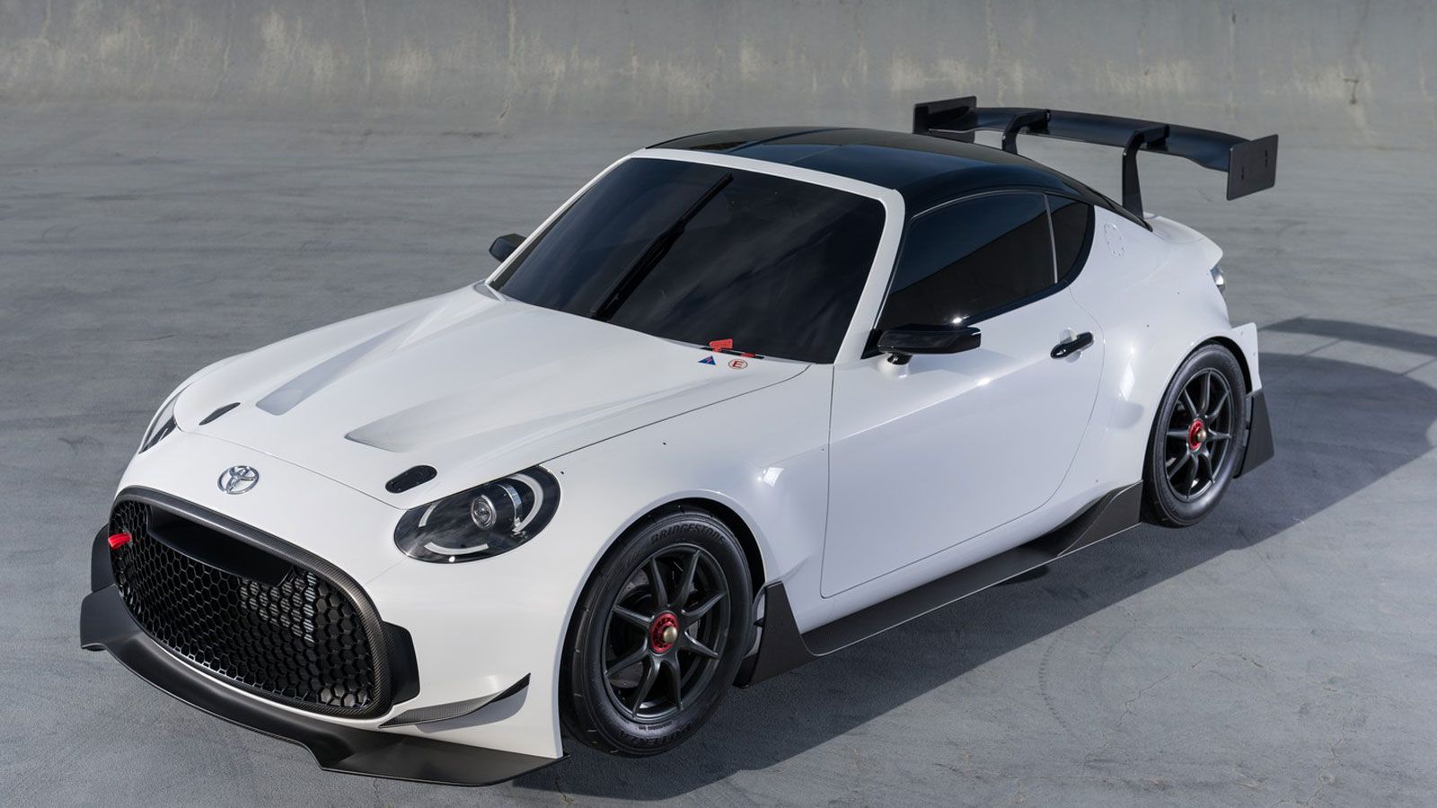 Στην αγωνιστική version του το S-FR Racing Concept είναι ακόμα πιο άγριο, μιας και έχει τοποθετηθεί ένα νέο, πιο επιθετικό bodykit.