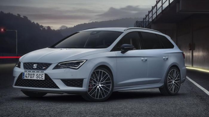 Το νέο Leon ST CUPRA διαθέτει σπορτίφ λεπτομέρειες στο αμάξωμά του, ενώ υπάρχουν τα λογότυπα της έκδοσης σε διάφορα σημεία και φινιρίσματα από τιτάνιο