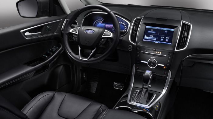 Στο εσωτερικό του Ford S-MAX Titanium Sport συναντάμε δερμάτινα (Napoli) καθίσματα, ενώ στον προαιρετικό εξοπλισμό υπάρχει μια γυάλινη πανοραμική οροφ