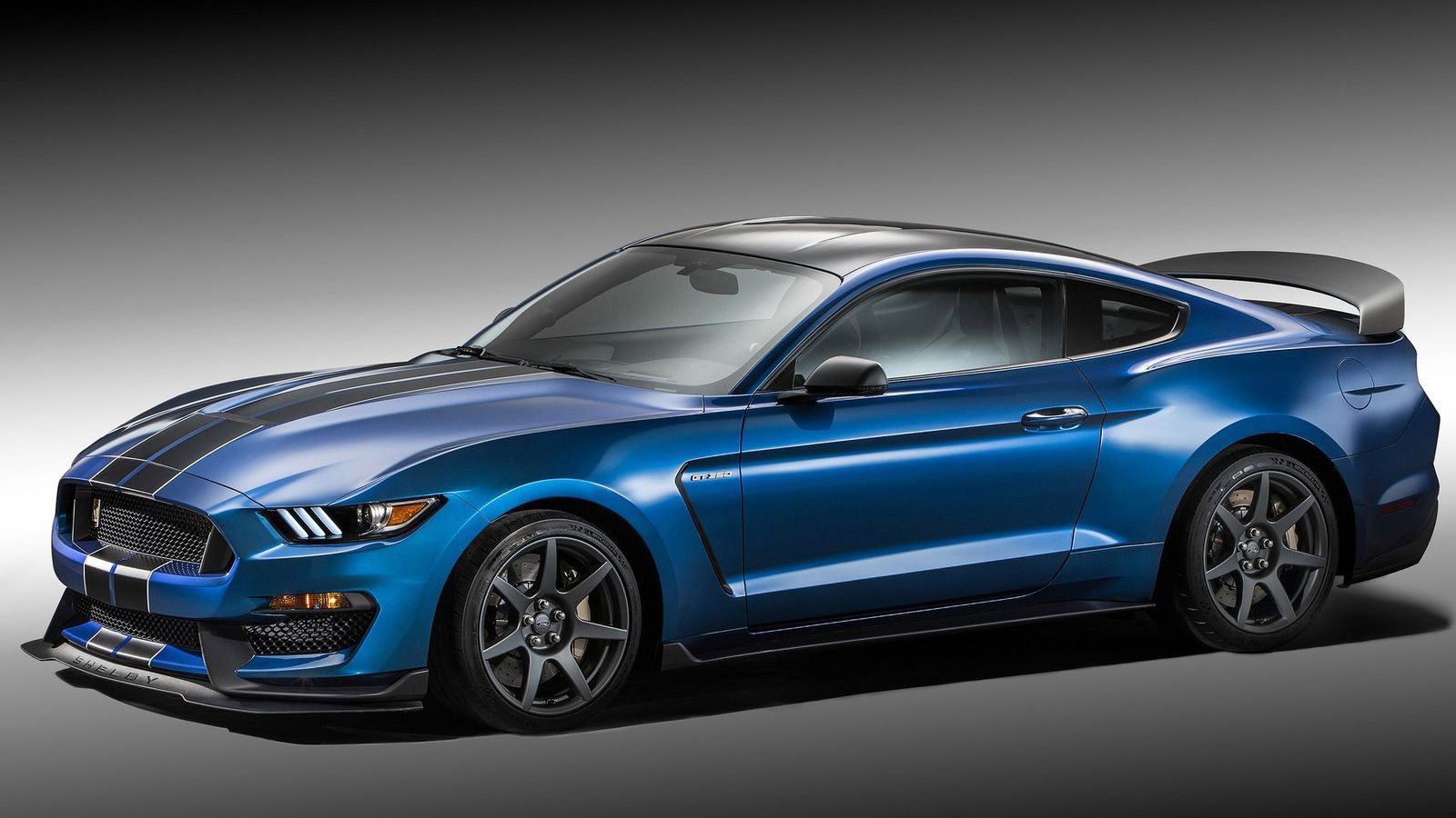 Η Ford επιλέγει να φτιάξει φέτος μόνο 37 Shelby GT350R Mustang, γιατί ο Carroll Shelby είχε κατασκευάσει 2 πρωτότυπα GT350 το 1965, και 35 αυτοκίνητα 
