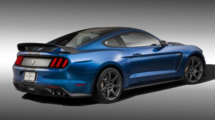 H χαρακτηριστική διπλή ρίγα διατρέχει το αμάξωμα της Shelby GT350R Mustang, ενώ στο πίσω μέρος μια ανθρακονημάτινη πτέρυγα φροντίζει για τη σταθερότητ