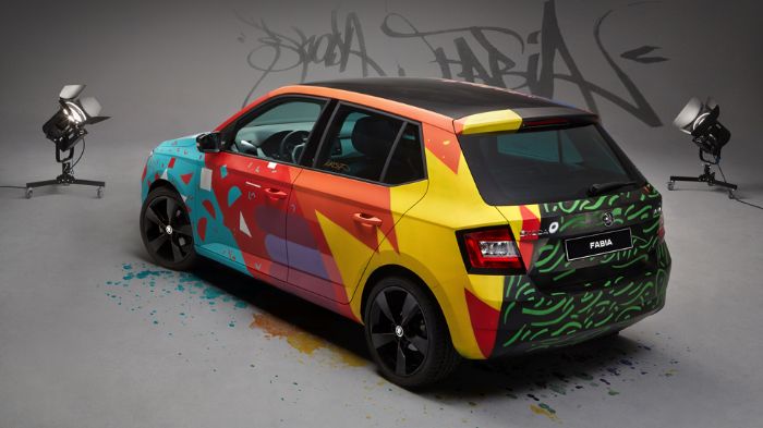 Οι επιφάνειες που προέκυψαν βάφτηκαν σε διαφορετικά χρώματα, ενώ ο καλλιτέχνης με τις υποδείξεις δημοσιογράφων του lifestyle, κατάφερε να ολοκληρώσει 