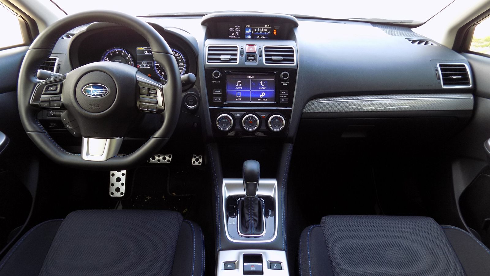 Στο ποιοτικό εσωτερικό του Levorg, ξεχωρίζουν οι δύο οθόνες που βρίσκονται τοποθετημένες στην κεντρική κονσόλα, οι οποίες προσφέρουν όλες τις απαραίτη