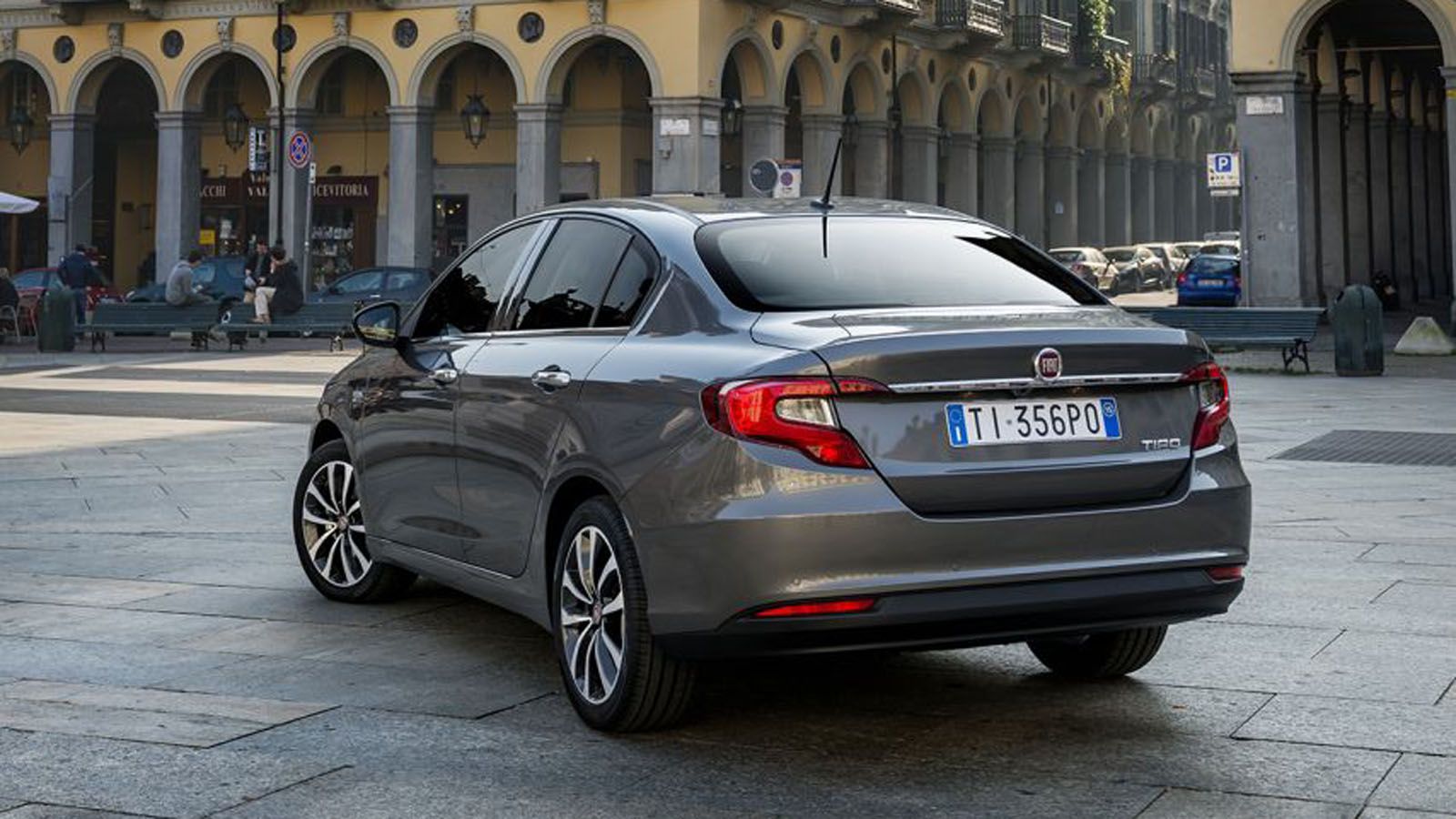 Οι παραδόσεις του νέου Fiat Tipo θα ξεκινήσουν τον Φεβρουάριο του 2016.