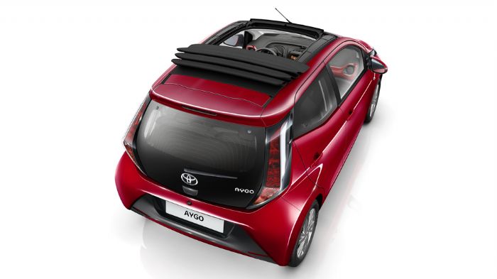 Η διαδικασία ανοίγματος / κλεισίματος της οροφής του Toyota Aygo X-Wave γίνεται ηλεκτρονικά μέσω σχετικού μπουτόν. Καλύπτει όλο το μήκος του αμαξώματο