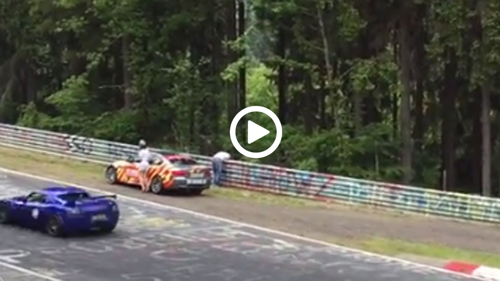 Γυναίκα στο Nurburgring είναι σπάνιο φαινόμενο και ακόμη πιο σπάνιο να οδηγεί με μίνι, γόβες και να κάνει τον οδηγό της να ξεράσει.