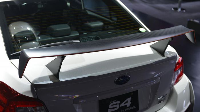 Όσο για την «καρδιά» του WRX S4, εφοδιάζεται με τον 2λιτρο, 4κύλινδρο turbo κινητήρα της εταιρείας που αποδίδει για την περίσταση 300 άλογα και 400 Nm
