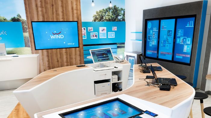 Κάθε σημείο του καταστήματος φιλοξενεί smartphones, tablets και wearables ώστε ο επισκέπτης να τα ανακαλύψει ζωντανά την ίδια στιγμή, να πλοηγηθεί και