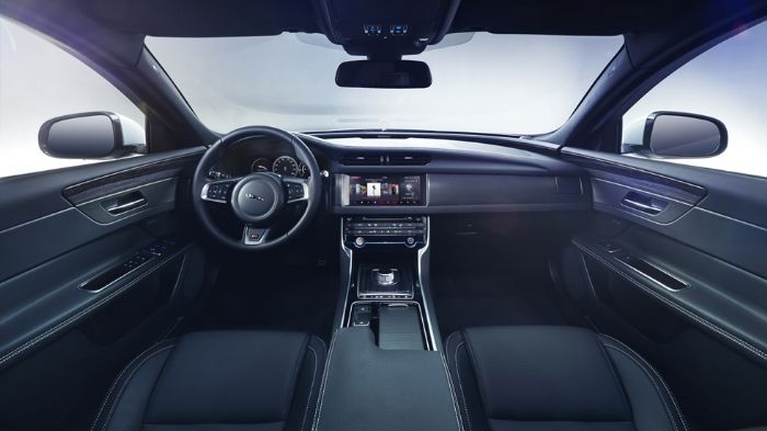 Στο εσωτερικό της νέας Jaguar XF κυριαρχεί το σύστημα infotainment InControl Touch Pro, το οποίο αποτελείται από μια οθόνη αφής 10,2 ιντσών που διαθέτ