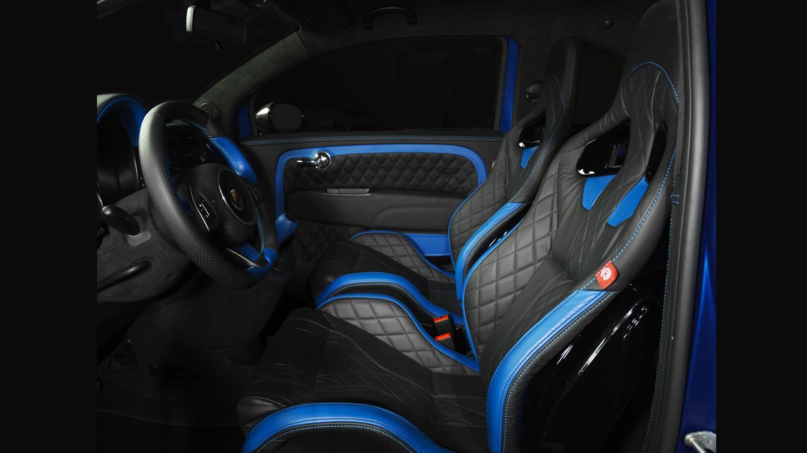 Χάρη στην ευρεία χρήση ανθρακονήματος, αλλά και στην αφαίρεση των πίσω καθισμάτων, ο μικρός ιταλικός «πύραυλος τσέπης» αδυνάτισε κατά 71 κιλά.