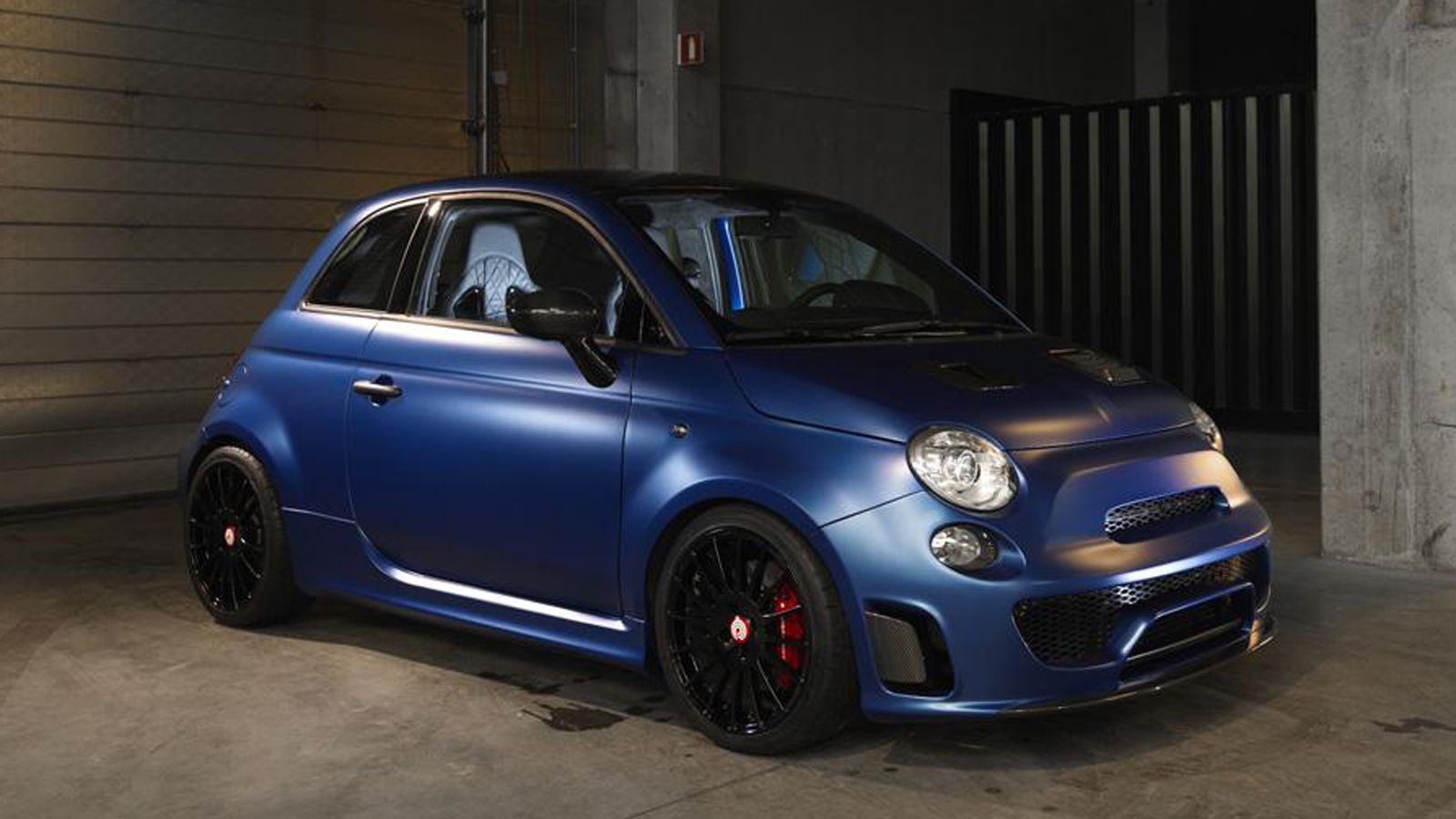 Για να στρίβει, όμως, αυτό το «τούμπανο», τοποθετήθηκαν σπορ αμορτισέρ της KW, ενώ για να σταματάει, οι εμπρός αεριζόμενοι δίσκοι των 313 χλστ. έχουν 