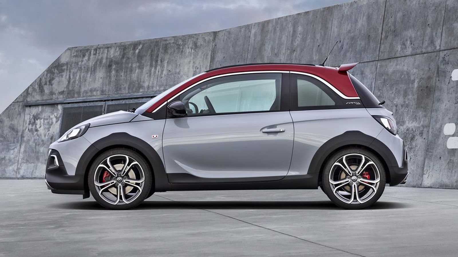 Σε σχέση με το «κανονικό» Adam Rocks, το «S» έχει μειωμένη απόσταση από το έδαφος κατά 15 χλστ., αναβαθμισμένα φρένα, ενώ δίνει και τη δυνατότητα απεν