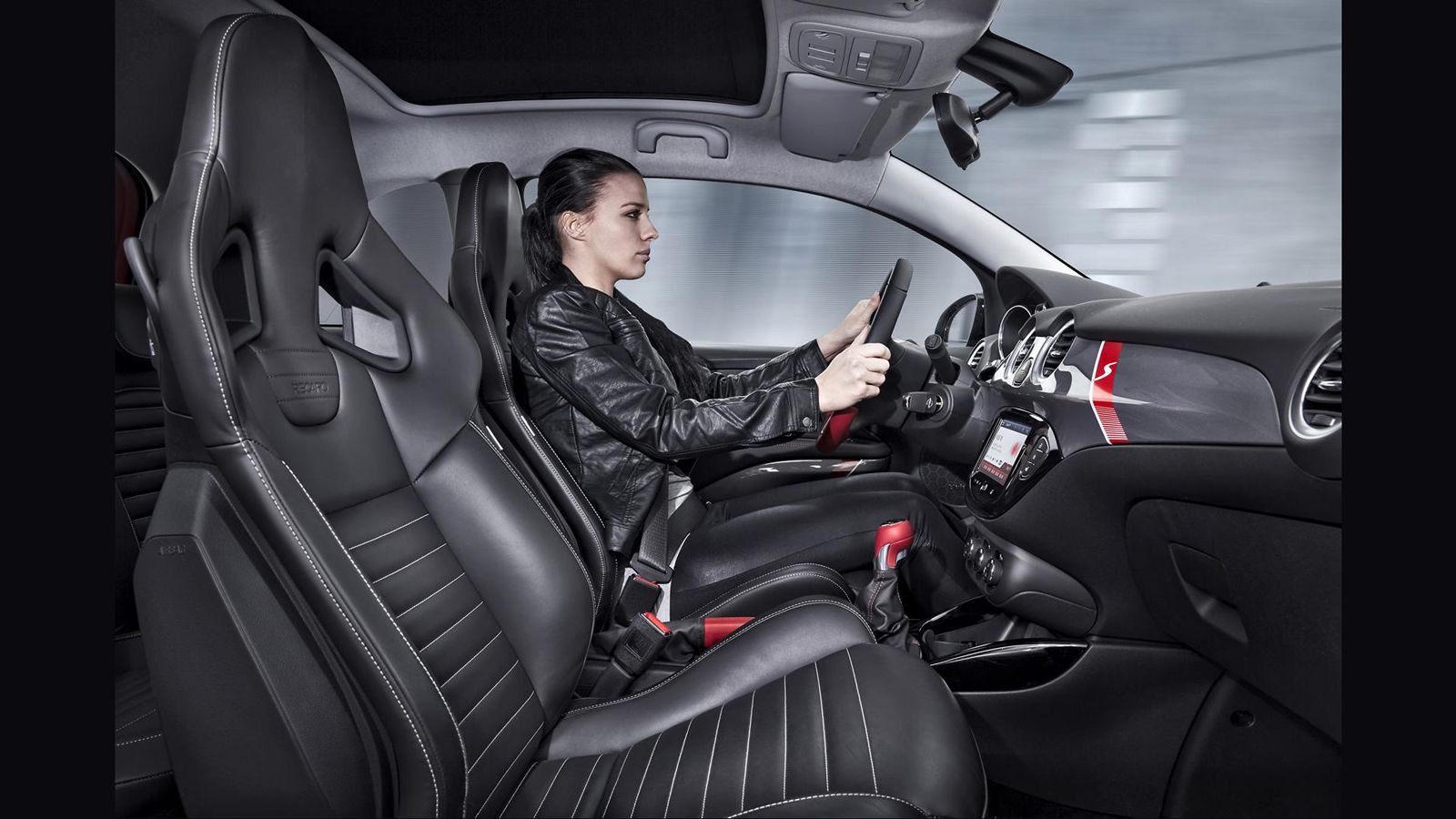 Στάνταρ είναι η υφασμάτινη οροφή που διατίθεται σε 5 αποχρώσεις, ενώ οι επιλογές βαφής του αμαξώματος είναι 11. Το εσωτερικό, πάλι, φέρει πλήθος «πινε