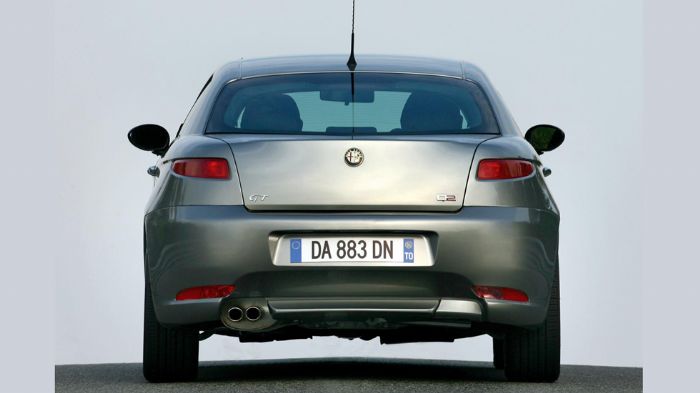 Η εικονιζόμενη Alfa Romeo GT Q2, όπως υποδηλώνει και το όνομά της, ήταν δικίνητη. Η Audi θα ήθελε πολύ να αποκτήσει ένα crossover με το όνομα Q2, αλλά