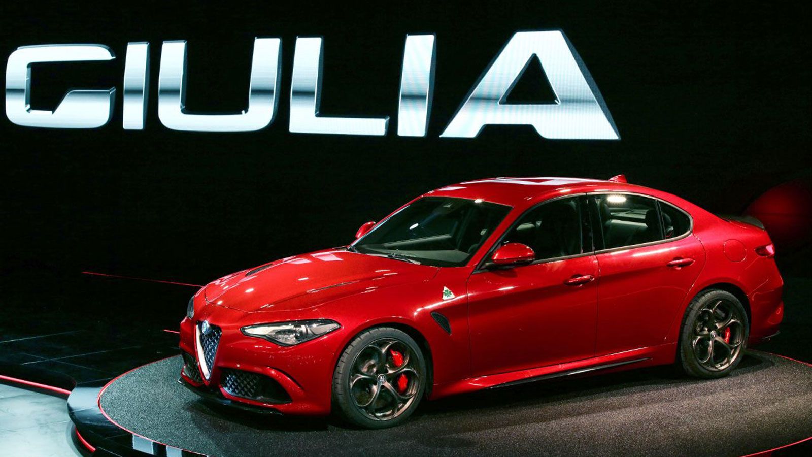 «Η Giulia έχει εμπνευστεί από το παρελθόν μας και συγκεκριμένα από την Alfa Romeo 156», δήλωσε o επικεφαλής σχεδιασμού Alessandro Maccolini.