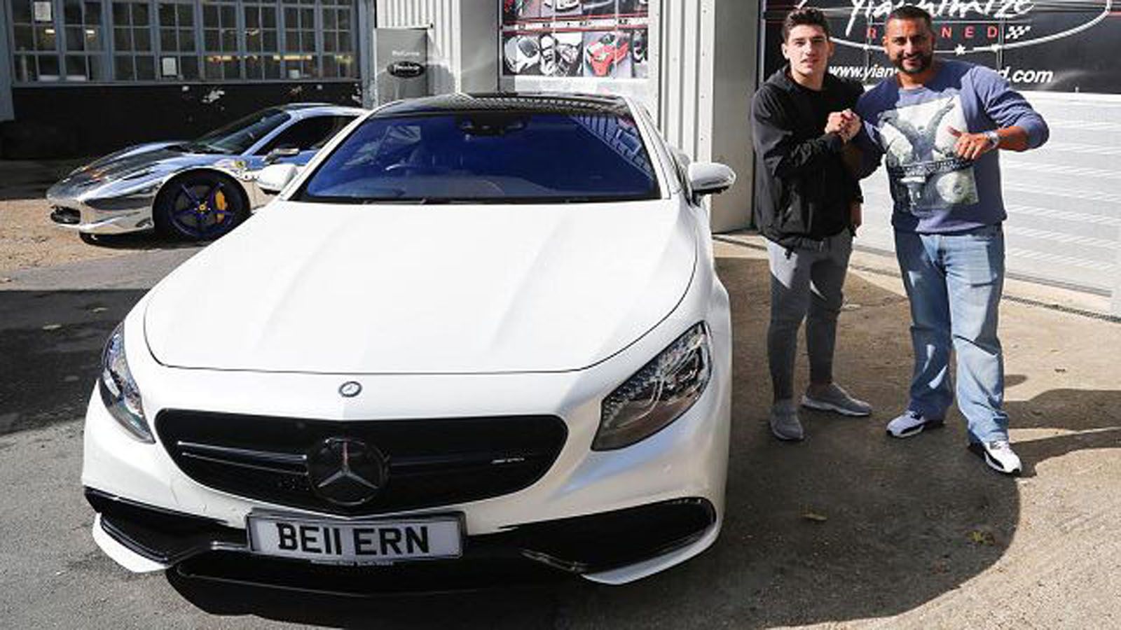 Ο Hector Bellerin βαρέθηκε το μαύρο χρώμα της Mercedes του και την έντυσε ολόλευκη.	