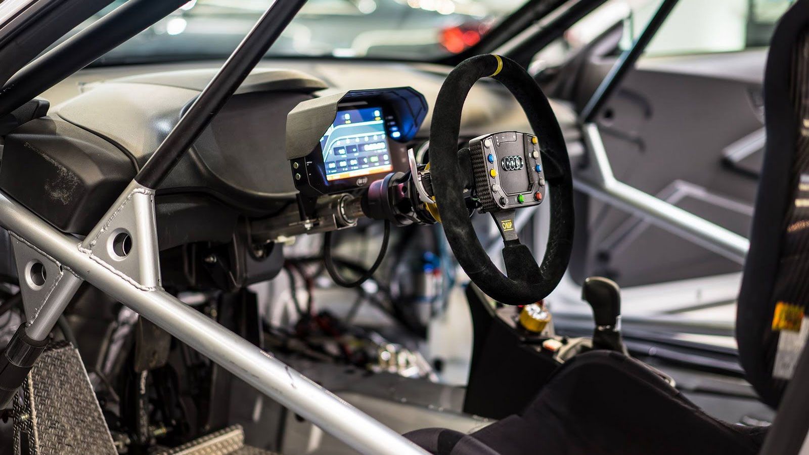Μέσα από το cockpit, ο οδηγός μπορεί να αλλάζει τις ρυθμίσεις του εμπρός ενεργού διαφορικού, ανάλογα με το οδηγικό του στιλ. 
