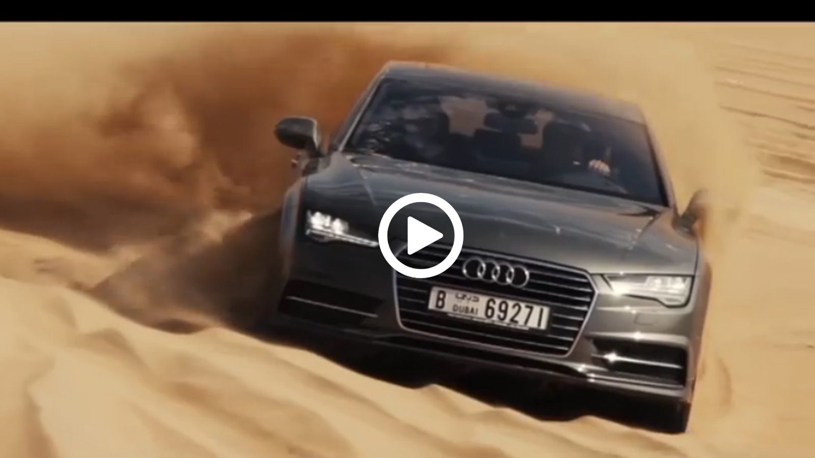 Παίζοντας στην άμμο με ένα Audi A7 Sportback.