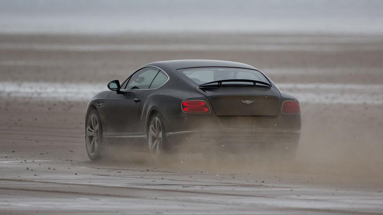 Η Bentley Continental GT Speed διαθέτει ένα twin-turbo, 6λιτρο, W12 σύνολο, που αποδίδει 635 ίππους και 820 Nm ροπής. Κάνει το 0-100 χλμ./ώρα σε 4,1 δ