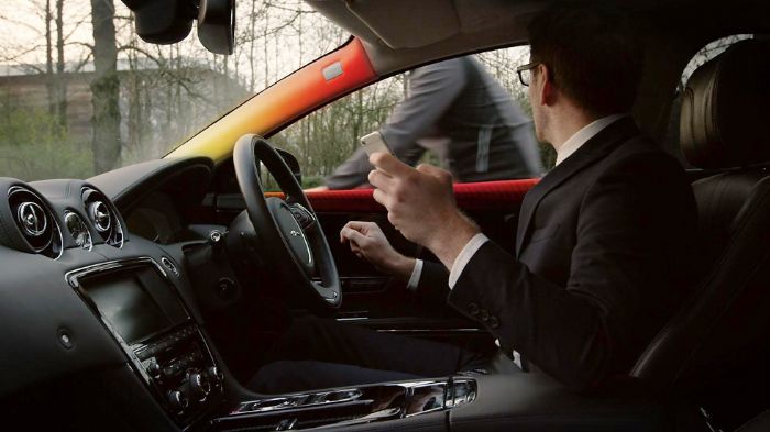 Όταν το δίκυκλο έρθει πιο κοντά, μια σειρά από φώτα LED θα ανάψουν στη βάση του παράθυρου, στο ταμπλό και στην μπροστά κολόνα, δείχνοντας έτσι τη θέση